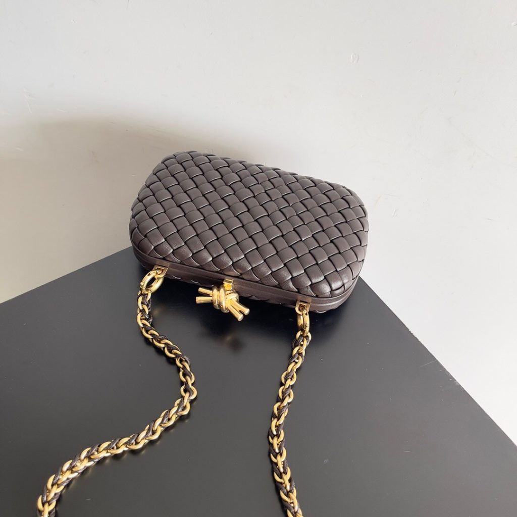 图片[8]-特级原厂皮绝非❌市场普货 BOTTEGA VENETA女士KNOT晚装包链条版隆重上市啦！精致而优雅，柔美而富含力量，这款包绝对是知性女性的代表，作为家的常青款，链条的加持无异于是锦上添花，编织的经典再一次诠释了独特的工艺（链条可以单独拆卸哦）款号：776662尺寸：19*11.5*5cm-newbee