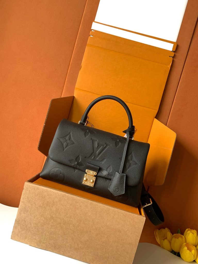 【动态163c01芯片】全钢特级M45976 黑压大号 本款 Madeleine 中号手袋取材 Monogram Empreinte 压纹皮革，搭配顶部铰接式手柄，出席商务或休闲场合皆宜。皮革钥匙包和 S-lock 锁扣彰显品牌旅行传承，可拆卸并调节的肩带实现多种背携方式。30.0 x 19.5 x 11.0 厘米 (长 x 高 x 宽)-newbee