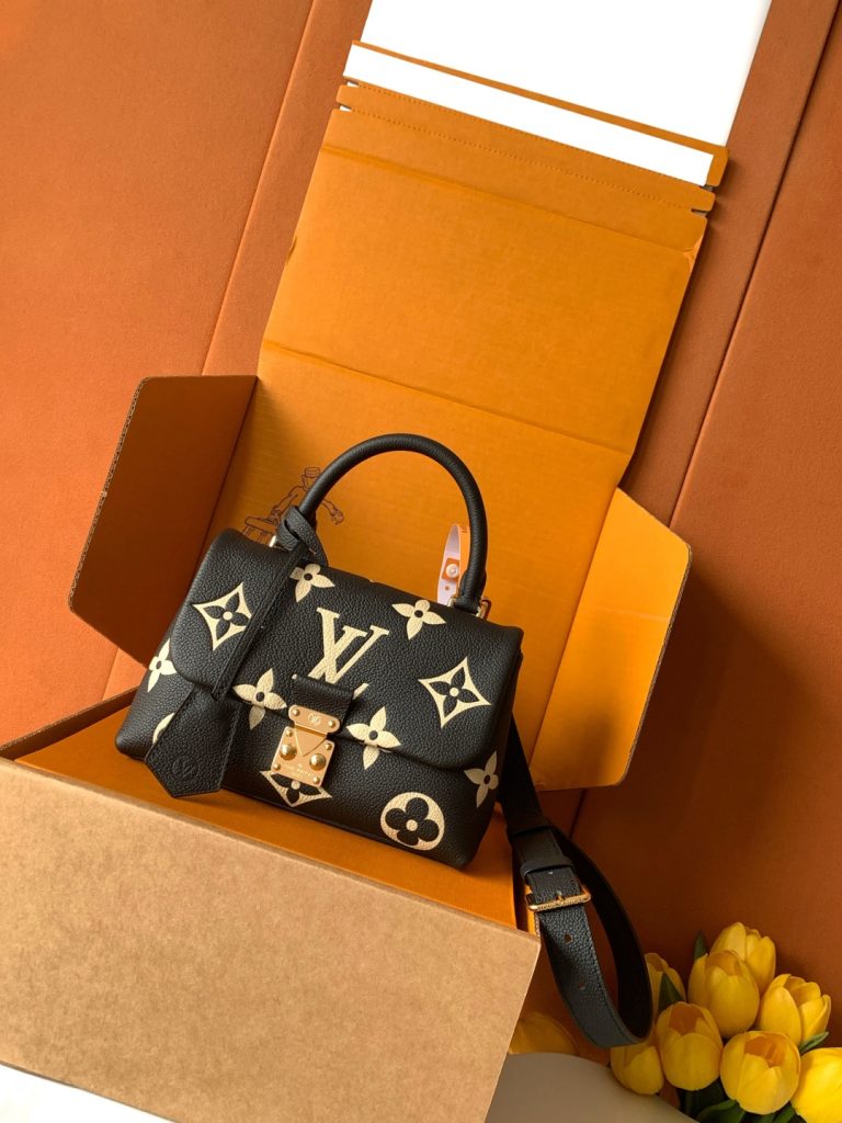 全钢特级M45978 本款 Madeleine BB 手袋为 Monogram Empreinte 皮革铺陈大号 Monogram 压纹和印花，其 S-lock 锁扣在 Pochette Métis 手袋中亦有呈现。巧用顶部单手柄和可拆卸肩带，优雅切换背携方式。24.0 x 17.0 x 8.5 厘米 (长 x 高 x 宽)-newbee
