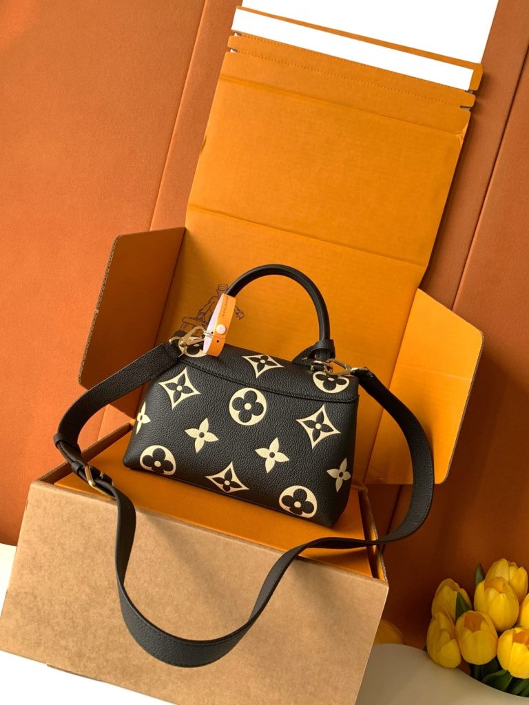 图片[4]-全钢特级M45978 本款 Madeleine BB 手袋为 Monogram Empreinte 皮革铺陈大号 Monogram 压纹和印花，其 S-lock 锁扣在 Pochette Métis 手袋中亦有呈现。巧用顶部单手柄和可拆卸肩带，优雅切换背携方式。24.0 x 17.0 x 8.5 厘米 (长 x 高 x 宽)-newbee