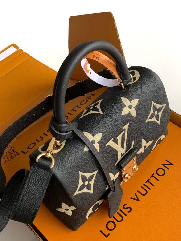 图片[6]-全钢特级M45978 本款 Madeleine BB 手袋为 Monogram Empreinte 皮革铺陈大号 Monogram 压纹和印花，其 S-lock 锁扣在 Pochette Métis 手袋中亦有呈现。巧用顶部单手柄和可拆卸肩带，优雅切换背携方式。24.0 x 17.0 x 8.5 厘米 (长 x 高 x 宽)-newbee