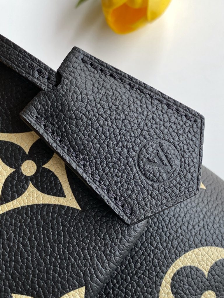 图片[9]-全钢特级M45978 本款 Madeleine BB 手袋为 Monogram Empreinte 皮革铺陈大号 Monogram 压纹和印花，其 S-lock 锁扣在 Pochette Métis 手袋中亦有呈现。巧用顶部单手柄和可拆卸肩带，优雅切换背携方式。24.0 x 17.0 x 8.5 厘米 (长 x 高 x 宽)-newbee
