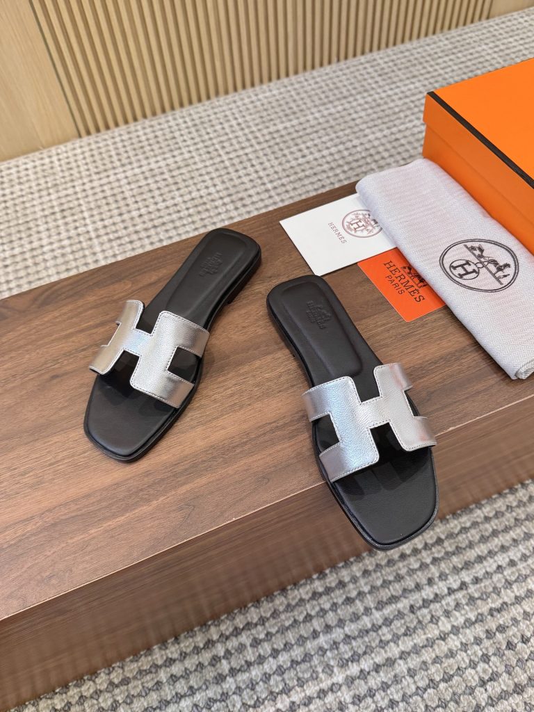 图片[3]-经典H拖，每个夏天必入的款式！每个女孩愿望List必收款之一！日常穿搭，还是出去旅游什么的，真的逼格不要太高！所有材料都是直接意大利爱马仕材料原装！意大利的皮料的好处在于 手感特别好 并且在保持皮料柔软细腻的同时 又会让鞋子整体非常立体 码数：5-40（41码定做）-newbee