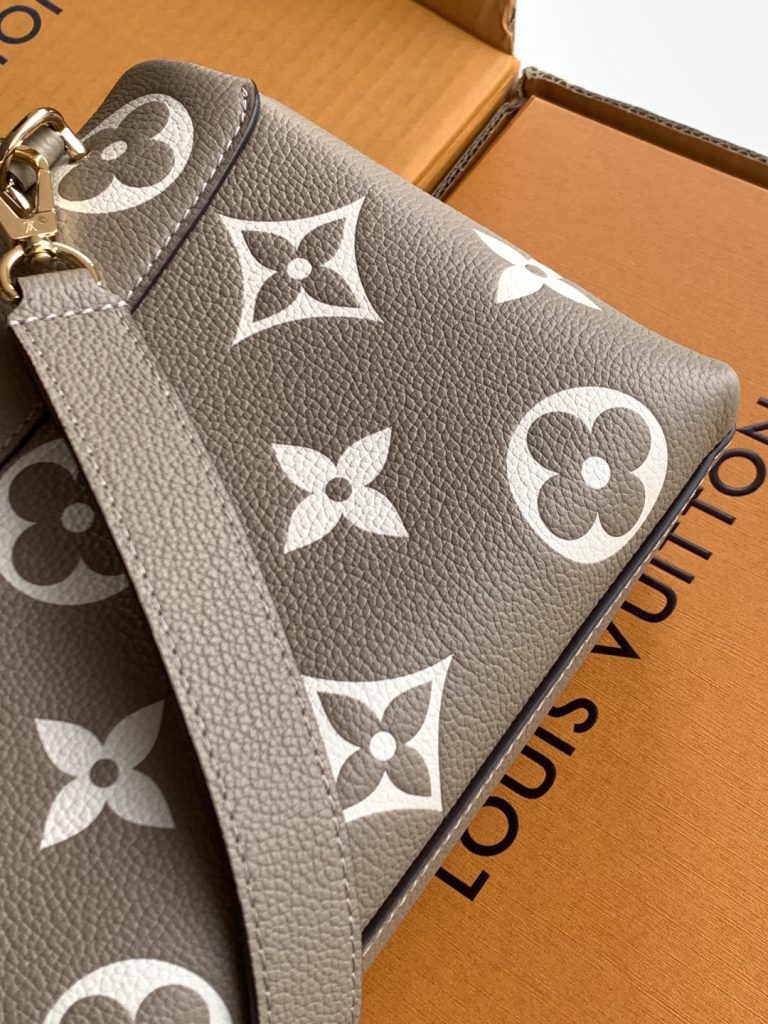 图片[2]-全钢特级M45978 本款 Madeleine BB 手袋为 Monogram Empreinte 皮革铺陈大号 Monogram 压纹和印花，其 S-lock 锁扣在 Pochette Métis 手袋中亦有呈现。巧用顶部单手柄和可拆卸肩带，优雅切换背携方式。24.0 x 17.0 x 8.5 厘米 (长 x 高 x 宽)-newbee