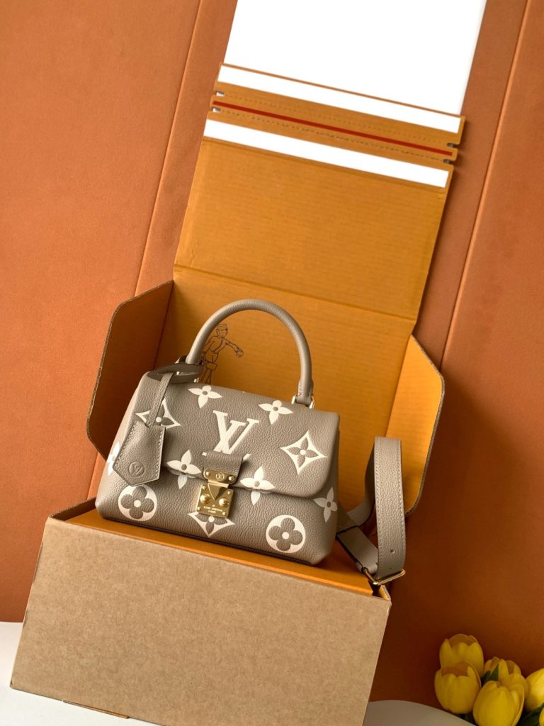 全钢特级M45978 本款 Madeleine BB 手袋为 Monogram Empreinte 皮革铺陈大号 Monogram 压纹和印花，其 S-lock 锁扣在 Pochette Métis 手袋中亦有呈现。巧用顶部单手柄和可拆卸肩带，优雅切换背携方式。24.0 x 17.0 x 8.5 厘米 (长 x 高 x 宽)-newbee