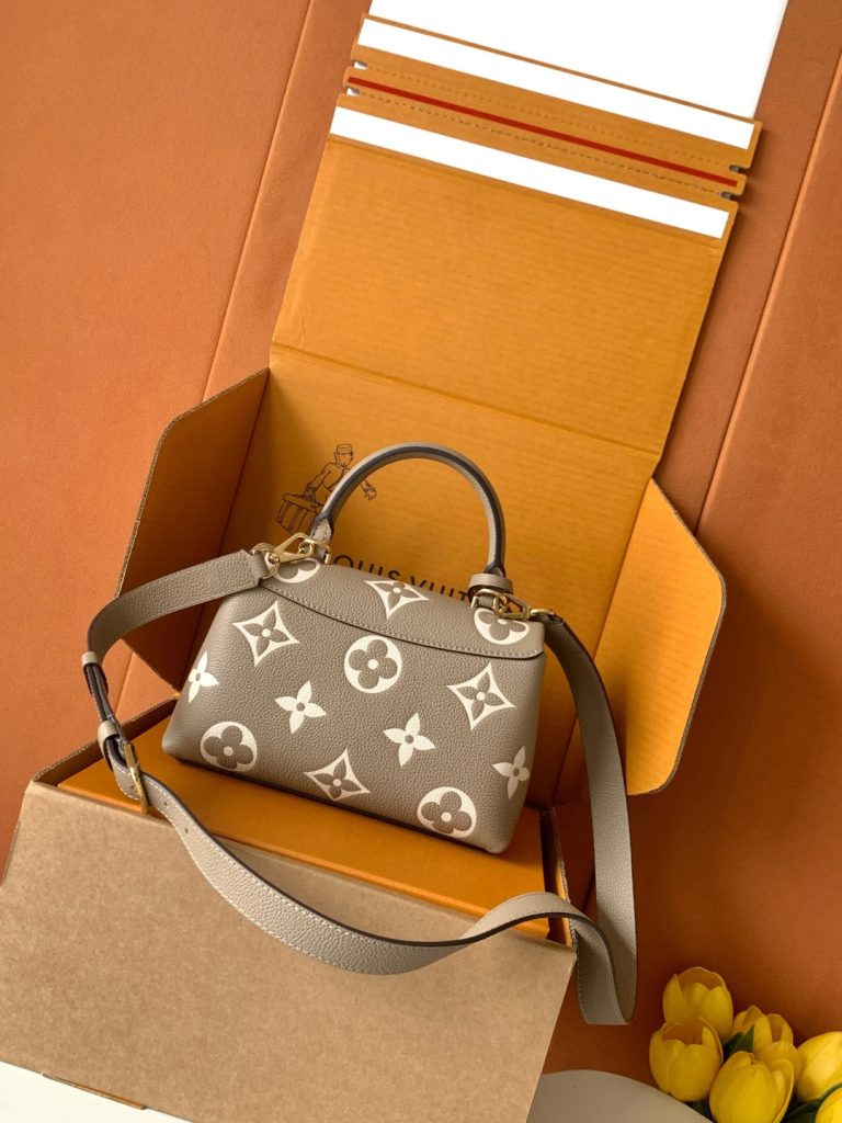 图片[4]-全钢特级M45978 本款 Madeleine BB 手袋为 Monogram Empreinte 皮革铺陈大号 Monogram 压纹和印花，其 S-lock 锁扣在 Pochette Métis 手袋中亦有呈现。巧用顶部单手柄和可拆卸肩带，优雅切换背携方式。24.0 x 17.0 x 8.5 厘米 (长 x 高 x 宽)-newbee