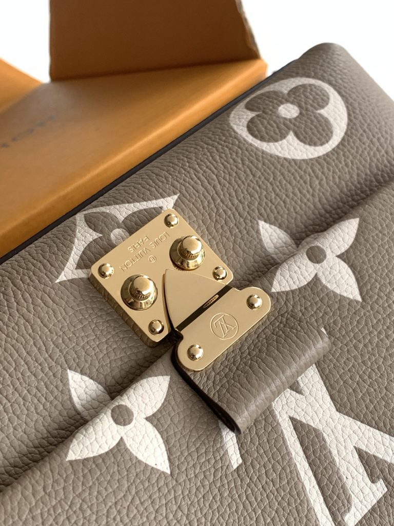图片[6]-全钢特级M45978 本款 Madeleine BB 手袋为 Monogram Empreinte 皮革铺陈大号 Monogram 压纹和印花，其 S-lock 锁扣在 Pochette Métis 手袋中亦有呈现。巧用顶部单手柄和可拆卸肩带，优雅切换背携方式。24.0 x 17.0 x 8.5 厘米 (长 x 高 x 宽)-newbee