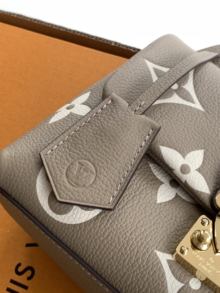 图片[7]-全钢特级M45978 本款 Madeleine BB 手袋为 Monogram Empreinte 皮革铺陈大号 Monogram 压纹和印花，其 S-lock 锁扣在 Pochette Métis 手袋中亦有呈现。巧用顶部单手柄和可拆卸肩带，优雅切换背携方式。24.0 x 17.0 x 8.5 厘米 (长 x 高 x 宽)-newbee