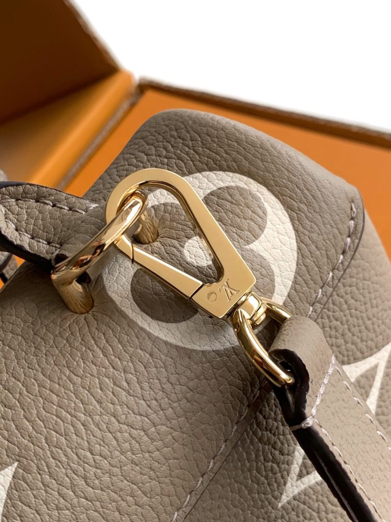图片[8]-全钢特级M45978 本款 Madeleine BB 手袋为 Monogram Empreinte 皮革铺陈大号 Monogram 压纹和印花，其 S-lock 锁扣在 Pochette Métis 手袋中亦有呈现。巧用顶部单手柄和可拆卸肩带，优雅切换背携方式。24.0 x 17.0 x 8.5 厘米 (长 x 高 x 宽)-newbee