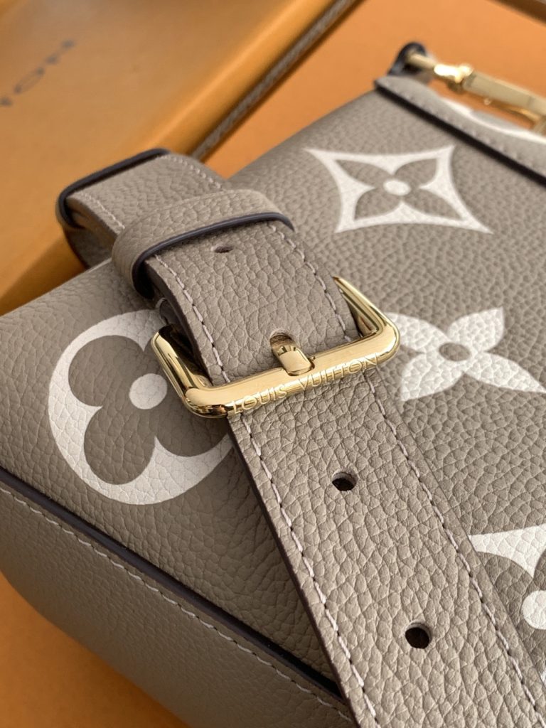 图片[9]-全钢特级M45978 本款 Madeleine BB 手袋为 Monogram Empreinte 皮革铺陈大号 Monogram 压纹和印花，其 S-lock 锁扣在 Pochette Métis 手袋中亦有呈现。巧用顶部单手柄和可拆卸肩带，优雅切换背携方式。24.0 x 17.0 x 8.5 厘米 (长 x 高 x 宽)-newbee