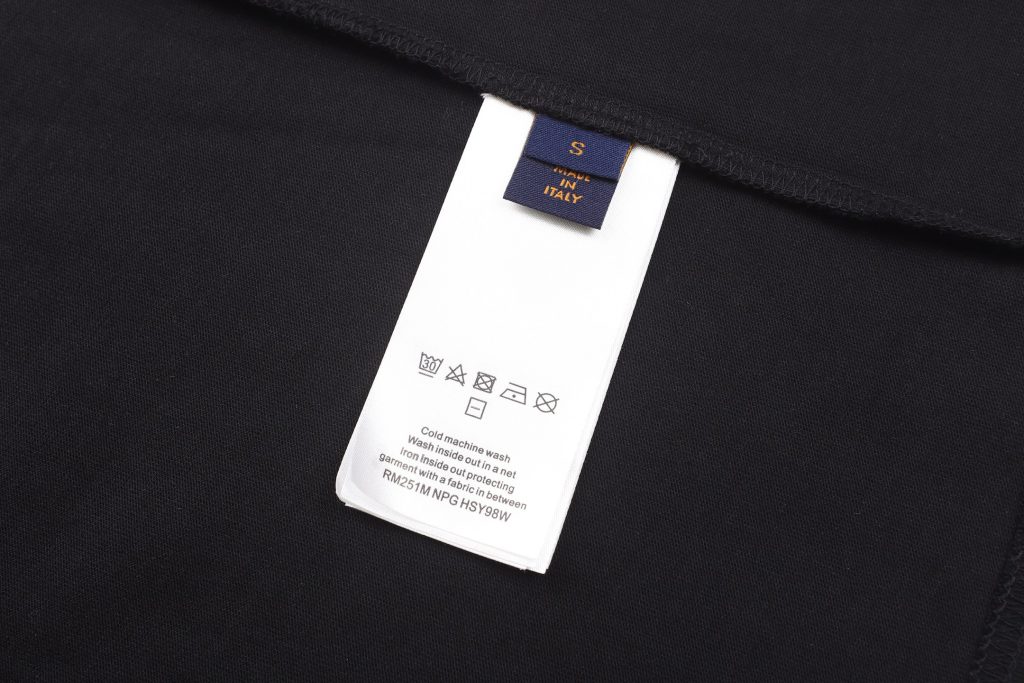 图片[2]-LOUIS VUITTON路易威登 26SS Monogram刺绣标识T恤  32支双股全棉平纹针织面料235克，1*1配套罗纹280克，进口刺绣，面料酵洗，定制1：1商标，合身版型  尺码：S M L XL-newbee
