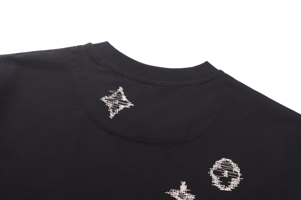 图片[5]-LOUIS VUITTON路易威登 26SS Monogram刺绣标识T恤  32支双股全棉平纹针织面料235克，1*1配套罗纹280克，进口刺绣，面料酵洗，定制1：1商标，合身版型  尺码：S M L XL-newbee