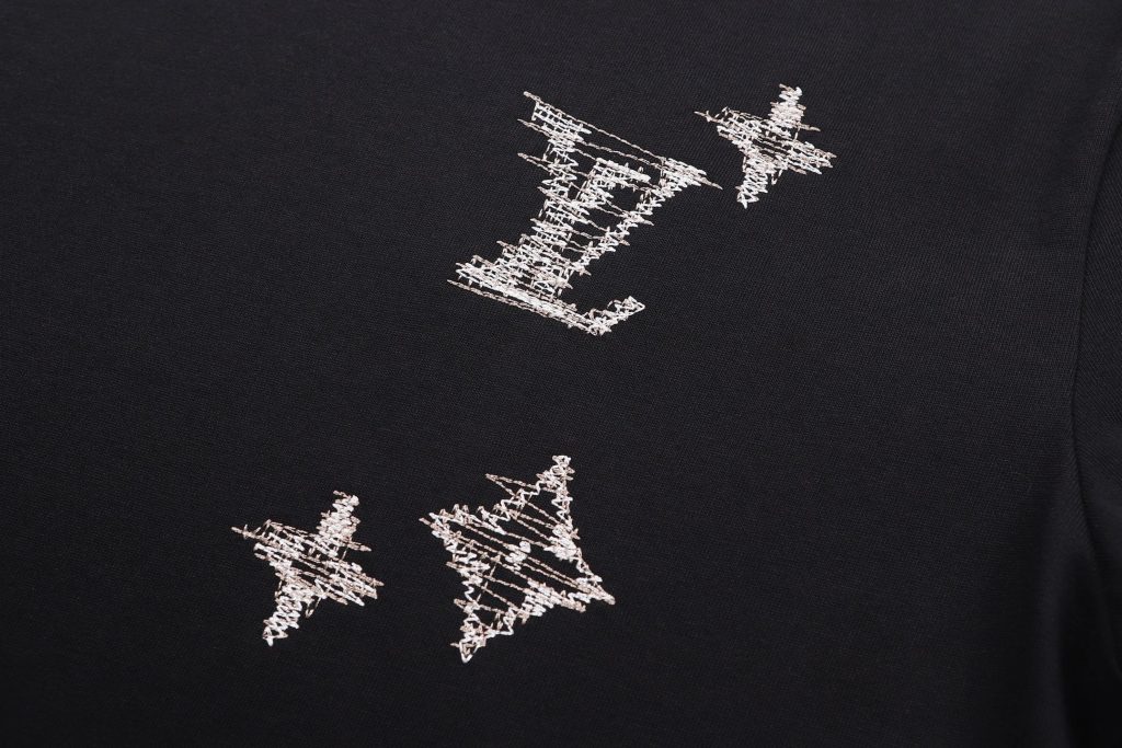 图片[6]-LOUIS VUITTON路易威登 26SS Monogram刺绣标识T恤  32支双股全棉平纹针织面料235克，1*1配套罗纹280克，进口刺绣，面料酵洗，定制1：1商标，合身版型  尺码：S M L XL-newbee