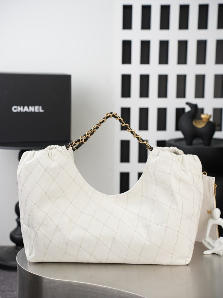 图片[4]-💼𝑪𝒉𝒂𝒏𝒆𝑰 𝟐𝟔𝑺 | 帆布沙滩托特𝒕𝒐𝒕𝒆👜  ✨ 奶白色帆布托特包，面料挺括有型，菱格绗缝工艺自带松弛质感。可调节穿皮金属链带，搭配同色系拉链附包，内里衬里细节精致。正面logo标识采用黑色亮面牛皮材质，边缘做了工整的包边缝线处理，皮革表面光滑细腻，自带哑光柔亮质感，与奶白色帆布形成强烈的黑白撞色对比，辨识度拉满。大容量设计轻松装下日常用品，黑白金配色高级又百搭，是通勤与出游的实用单品。款号：AS6191白色黑字尺寸：𝟐𝟎*𝟒𝟑*𝟏𝟕𝒄𝒎带包装盒-newbee