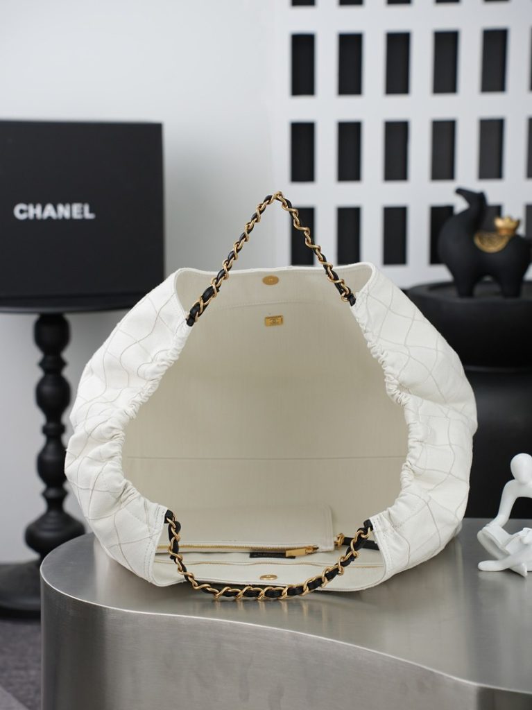图片[7]-💼𝑪𝒉𝒂𝒏𝒆𝑰 𝟐𝟔𝑺 | 帆布沙滩托特𝒕𝒐𝒕𝒆👜  ✨ 奶白色帆布托特包，面料挺括有型，菱格绗缝工艺自带松弛质感。可调节穿皮金属链带，搭配同色系拉链附包，内里衬里细节精致。正面logo标识采用黑色亮面牛皮材质，边缘做了工整的包边缝线处理，皮革表面光滑细腻，自带哑光柔亮质感，与奶白色帆布形成强烈的黑白撞色对比，辨识度拉满。大容量设计轻松装下日常用品，黑白金配色高级又百搭，是通勤与出游的实用单品。款号：AS6191白色黑字尺寸：𝟐𝟎*𝟒𝟑*𝟏𝟕𝒄𝒎带包装盒-newbee