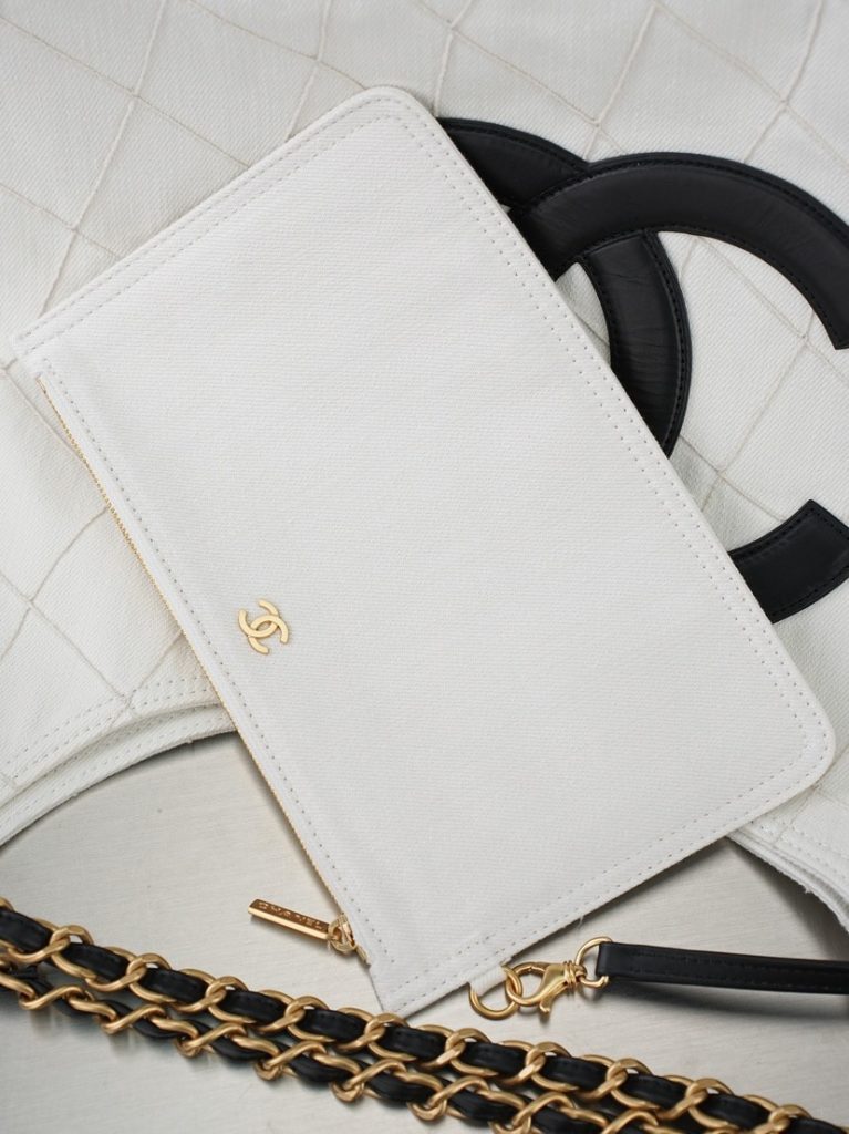图片[8]-💼𝑪𝒉𝒂𝒏𝒆𝑰 𝟐𝟔𝑺 | 帆布沙滩托特𝒕𝒐𝒕𝒆👜  ✨ 奶白色帆布托特包，面料挺括有型，菱格绗缝工艺自带松弛质感。可调节穿皮金属链带，搭配同色系拉链附包，内里衬里细节精致。正面logo标识采用黑色亮面牛皮材质，边缘做了工整的包边缝线处理，皮革表面光滑细腻，自带哑光柔亮质感，与奶白色帆布形成强烈的黑白撞色对比，辨识度拉满。大容量设计轻松装下日常用品，黑白金配色高级又百搭，是通勤与出游的实用单品。款号：AS6191白色黑字尺寸：𝟐𝟎*𝟒𝟑*𝟏𝟕𝒄𝒎带包装盒-newbee