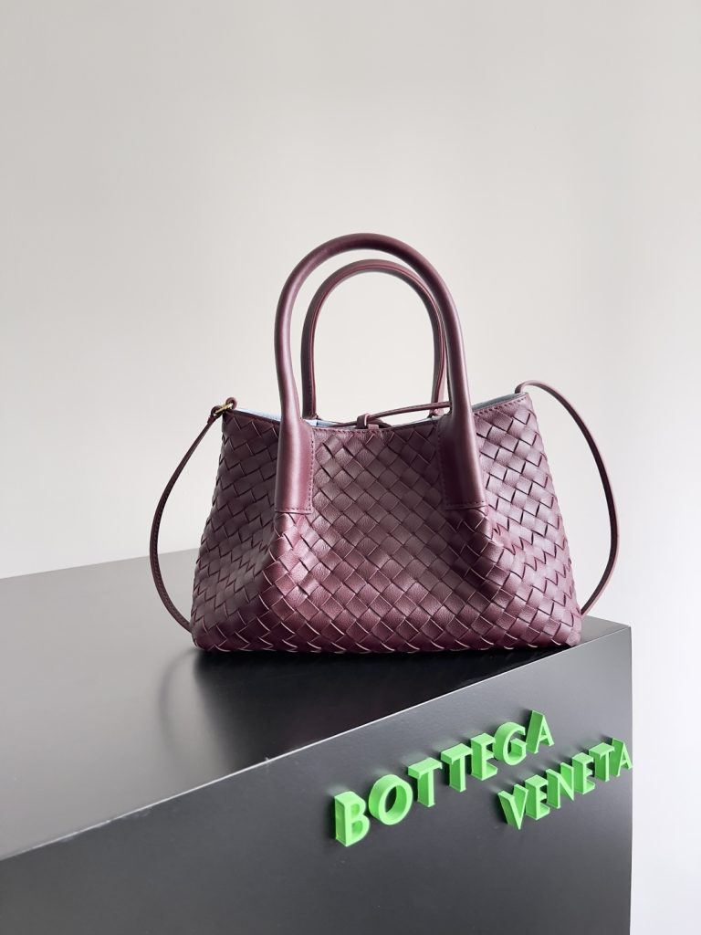 BOTTEGA VENETA 2025新品nacoteca拥有超柔软的皮质，编织功能、实用性与松弛时髦感也没有落下❤️‍🔥安利给姐妹们出门必备的一款包型，的大小也是精准拿捏了都市丽人的通勤需求，、钥匙、、粉饼、、……统统能装下！！！🔥容量不容小觑哦~不挑人，不挑，不挑场合，大气的弧度轮廓，精致的编织纹理，细致的包边和圆润的提手，这款编织菜篮子包，真正做到“扮靓两不误，时髦不碍事”~有心动的集美吗?款号：819004尺寸：24*15*12cm-newbee