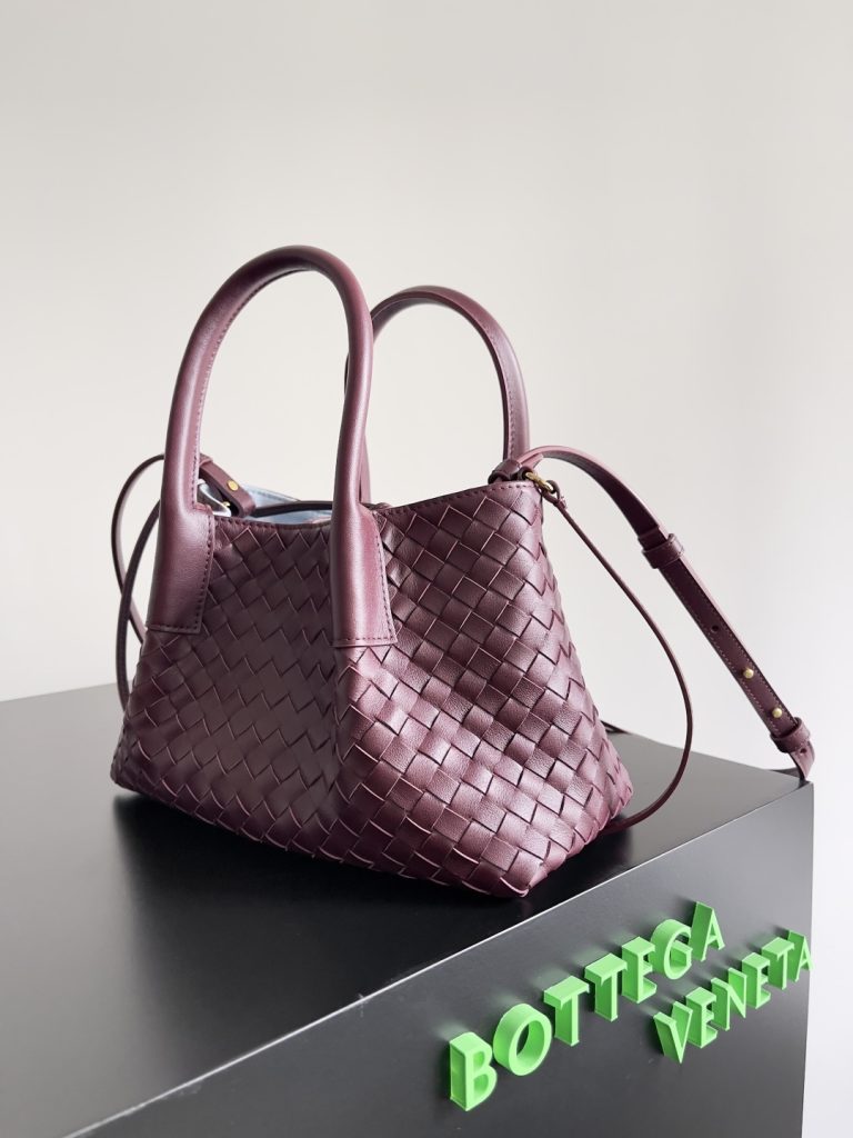 图片[3]-BOTTEGA VENETA 2025新品nacoteca拥有超柔软的皮质，编织功能、实用性与松弛时髦感也没有落下❤️‍🔥安利给姐妹们出门必备的一款包型，的大小也是精准拿捏了都市丽人的通勤需求，、钥匙、、粉饼、、……统统能装下！！！🔥容量不容小觑哦~不挑人，不挑，不挑场合，大气的弧度轮廓，精致的编织纹理，细致的包边和圆润的提手，这款编织菜篮子包，真正做到“扮靓两不误，时髦不碍事”~有心动的集美吗?款号：819004尺寸：24*15*12cm-newbee