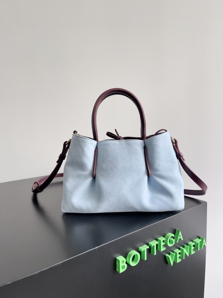 图片[4]-BOTTEGA VENETA 2025新品nacoteca拥有超柔软的皮质，编织功能、实用性与松弛时髦感也没有落下❤️‍🔥安利给姐妹们出门必备的一款包型，的大小也是精准拿捏了都市丽人的通勤需求，、钥匙、、粉饼、、……统统能装下！！！🔥容量不容小觑哦~不挑人，不挑，不挑场合，大气的弧度轮廓，精致的编织纹理，细致的包边和圆润的提手，这款编织菜篮子包，真正做到“扮靓两不误，时髦不碍事”~有心动的集美吗?款号：819004尺寸：24*15*12cm-newbee