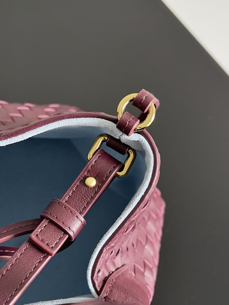 图片[5]-BOTTEGA VENETA 2025新品nacoteca拥有超柔软的皮质，编织功能、实用性与松弛时髦感也没有落下❤️‍🔥安利给姐妹们出门必备的一款包型，的大小也是精准拿捏了都市丽人的通勤需求，、钥匙、、粉饼、、……统统能装下！！！🔥容量不容小觑哦~不挑人，不挑，不挑场合，大气的弧度轮廓，精致的编织纹理，细致的包边和圆润的提手，这款编织菜篮子包，真正做到“扮靓两不误，时髦不碍事”~有心动的集美吗?款号：819004尺寸：24*15*12cm-newbee