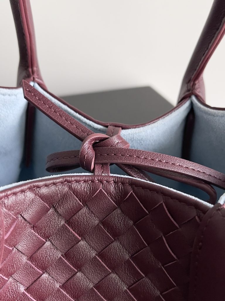 图片[6]-BOTTEGA VENETA 2025新品nacoteca拥有超柔软的皮质，编织功能、实用性与松弛时髦感也没有落下❤️‍🔥安利给姐妹们出门必备的一款包型，的大小也是精准拿捏了都市丽人的通勤需求，、钥匙、、粉饼、、……统统能装下！！！🔥容量不容小觑哦~不挑人，不挑，不挑场合，大气的弧度轮廓，精致的编织纹理，细致的包边和圆润的提手，这款编织菜篮子包，真正做到“扮靓两不误，时髦不碍事”~有心动的集美吗?款号：819004尺寸：24*15*12cm-newbee
