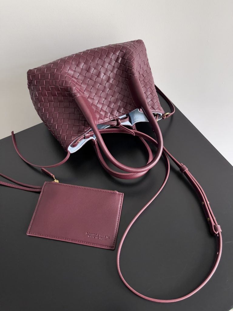 图片[7]-BOTTEGA VENETA 2025新品nacoteca拥有超柔软的皮质，编织功能、实用性与松弛时髦感也没有落下❤️‍🔥安利给姐妹们出门必备的一款包型，的大小也是精准拿捏了都市丽人的通勤需求，、钥匙、、粉饼、、……统统能装下！！！🔥容量不容小觑哦~不挑人，不挑，不挑场合，大气的弧度轮廓，精致的编织纹理，细致的包边和圆润的提手，这款编织菜篮子包，真正做到“扮靓两不误，时髦不碍事”~有心动的集美吗?款号：819004尺寸：24*15*12cm-newbee