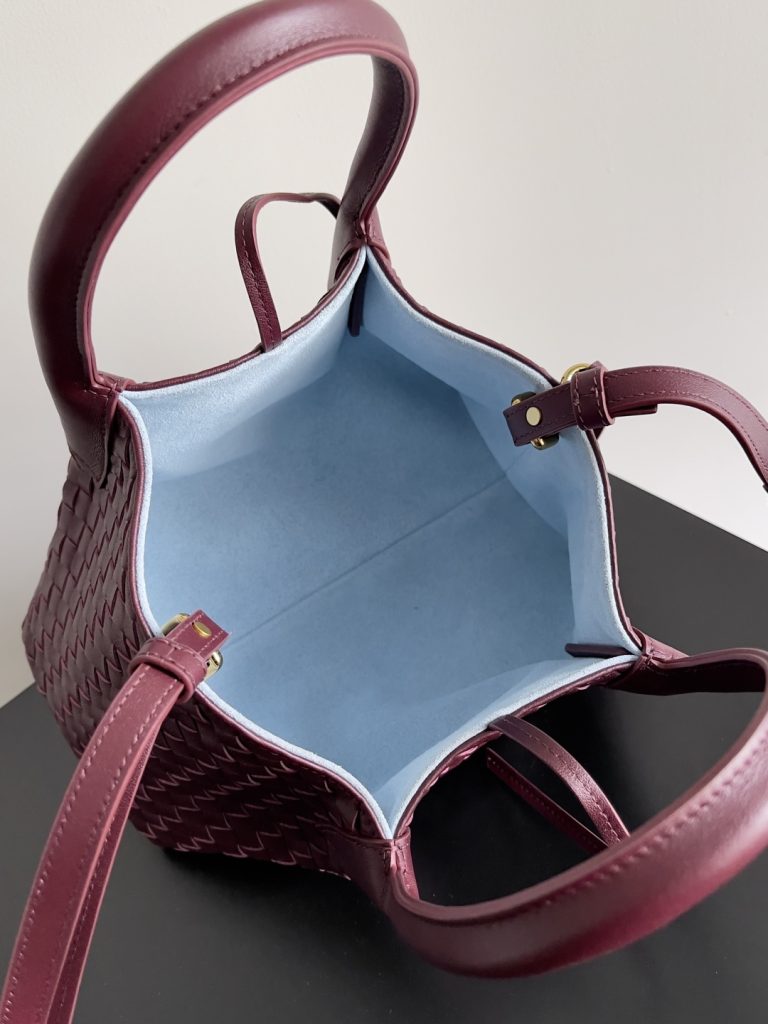 图片[8]-BOTTEGA VENETA 2025新品nacoteca拥有超柔软的皮质，编织功能、实用性与松弛时髦感也没有落下❤️‍🔥安利给姐妹们出门必备的一款包型，的大小也是精准拿捏了都市丽人的通勤需求，、钥匙、、粉饼、、……统统能装下！！！🔥容量不容小觑哦~不挑人，不挑，不挑场合，大气的弧度轮廓，精致的编织纹理，细致的包边和圆润的提手，这款编织菜篮子包，真正做到“扮靓两不误，时髦不碍事”~有心动的集美吗?款号：819004尺寸：24*15*12cm-newbee