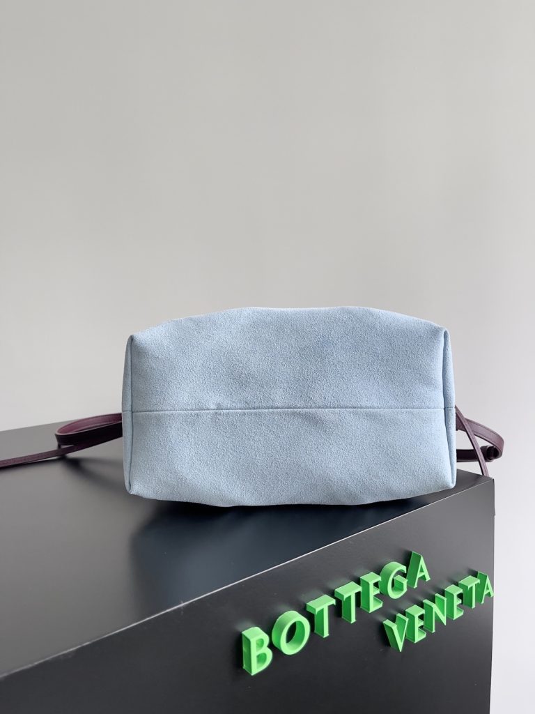 图片[9]-BOTTEGA VENETA 2025新品nacoteca拥有超柔软的皮质，编织功能、实用性与松弛时髦感也没有落下❤️‍🔥安利给姐妹们出门必备的一款包型，的大小也是精准拿捏了都市丽人的通勤需求，、钥匙、、粉饼、、……统统能装下！！！🔥容量不容小觑哦~不挑人，不挑，不挑场合，大气的弧度轮廓，精致的编织纹理，细致的包边和圆润的提手，这款编织菜篮子包，真正做到“扮靓两不误，时髦不碍事”~有心动的集美吗?款号：819004尺寸：24*15*12cm-newbee