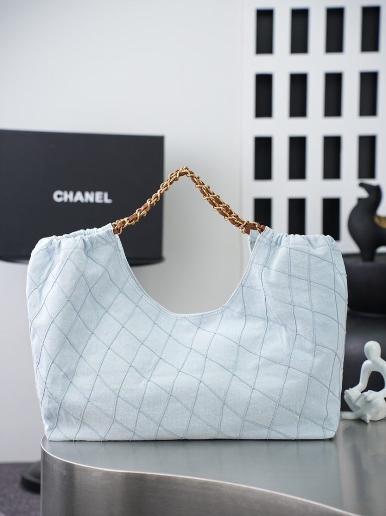 图片[4]-💼𝑪𝒉𝒂𝒏𝒆𝑰 𝟐𝟔𝑺 | 帆布沙滩托特𝒕𝒐𝒕𝒆👜💜独家背景💜实物实拍顶级质量✨清爽浅蓝菱格牛仔托特包☁️，甄选柔和浅蓝牛仔面料搭配利落菱格车线，正面饰有焦糖色皮质双C标识🤎，搭配穿皮编织金属链条肩带✨，风格休闲松弛；附赠同面料可拆卸拉链内袋💼，内里设有品牌产地皮标，大敞口仓体储物空间宽裕📦，可收纳通勤文件、出行杂物等大件物品，可搭配延长皮带切换背携方式🔗，春夏穿搭适配度拉满🌿，是日常通勤、周末出游都很适配的慵懒氛围感单品☀️。  款号：AS6191蓝色棕字  尺寸：𝟐𝟎𝟒𝟑𝟏𝟕𝒄𝒎带包装盒-newbee