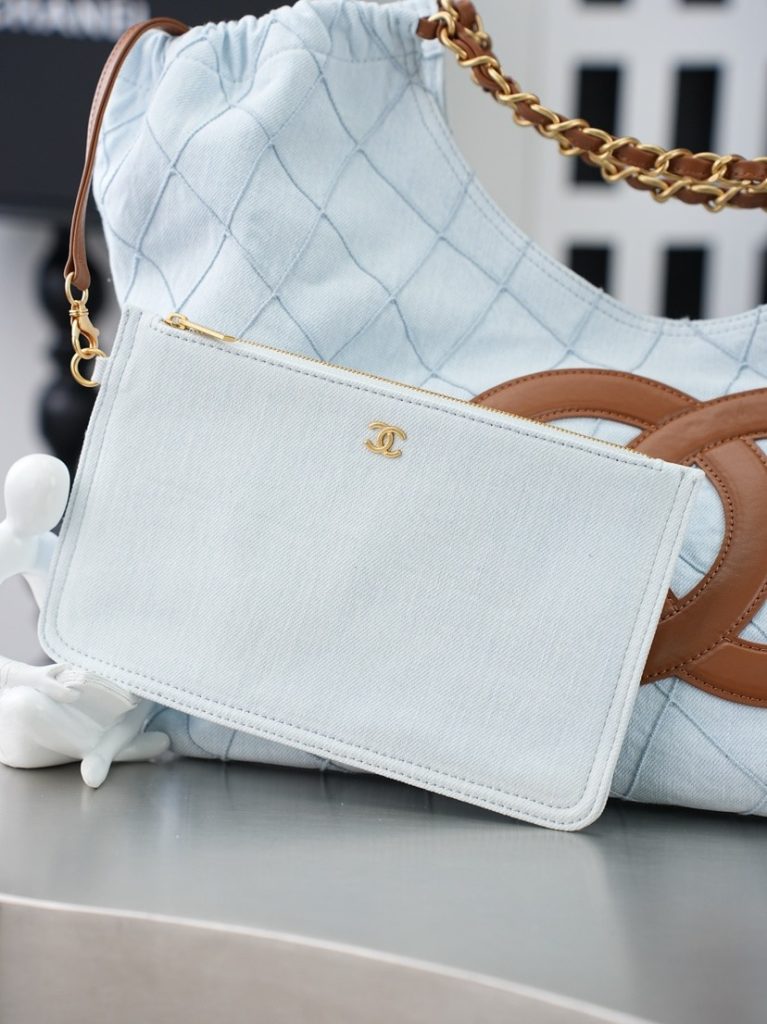 图片[8]-💼𝑪𝒉𝒂𝒏𝒆𝑰 𝟐𝟔𝑺 | 帆布沙滩托特𝒕𝒐𝒕𝒆👜💜独家背景💜实物实拍顶级质量✨清爽浅蓝菱格牛仔托特包☁️，甄选柔和浅蓝牛仔面料搭配利落菱格车线，正面饰有焦糖色皮质双C标识🤎，搭配穿皮编织金属链条肩带✨，风格休闲松弛；附赠同面料可拆卸拉链内袋💼，内里设有品牌产地皮标，大敞口仓体储物空间宽裕📦，可收纳通勤文件、出行杂物等大件物品，可搭配延长皮带切换背携方式🔗，春夏穿搭适配度拉满🌿，是日常通勤、周末出游都很适配的慵懒氛围感单品☀️。  款号：AS6191蓝色棕字  尺寸：𝟐𝟎𝟒𝟑𝟏𝟕𝒄𝒎带包装盒-newbee