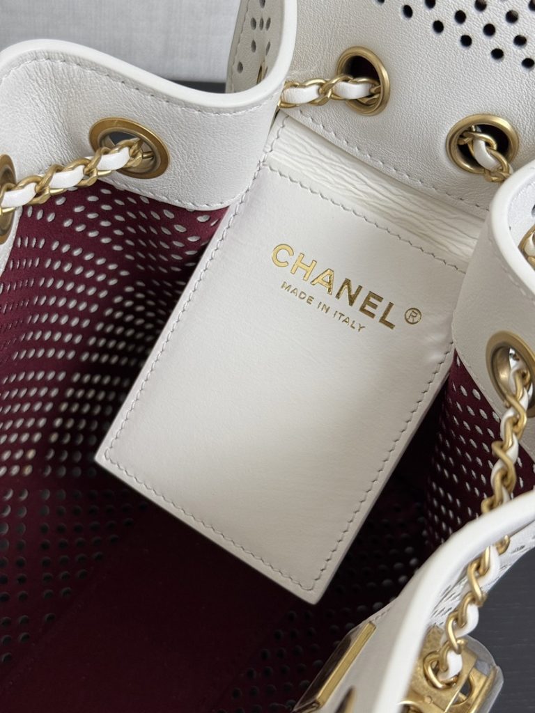 图片[2]-全新出货NEWChanel 26Bag嬉皮hobo镂空系列镂空+做旧金链，自带复古又仙的buff软皮质感+能装下全世界的容量实用和颜值双在线SA说这款不是所有国家都有主打一个小巧、轻便、随意感觉也不用特别搭配衣服背上就是不费力的富家千金感，仙女的日常通勤包预定！五金：复古金+辽色拼接皮料：渠道开料部z牛皮尺寸：30*26*14-newbee