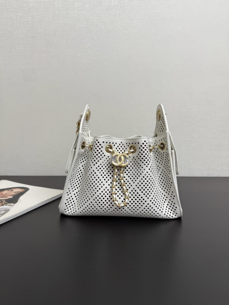 全新出货NEWChanel 26Bag嬉皮hobo镂空系列镂空+做旧金链，自带复古又仙的buff软皮质感+能装下全世界的容量实用和颜值双在线SA说这款不是所有国家都有主打一个小巧、轻便、随意感觉也不用特别搭配衣服背上就是不费力的富家千金感，仙女的日常通勤包预定！五金：复古金+辽色拼接皮料：渠道开料部z牛皮尺寸：30*26*14-newbee