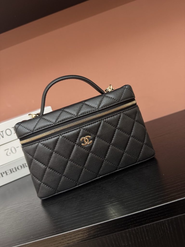 顶级原单品质配盒25C精致小巧链条手拿包👜 颗粒小牛皮配金色金属 让整个包看起来更加力挺 荔枝纹的皮面还不易刮花链条可拆卸 还可手提容量也很合适 独特的设计和实用性 成为了我最近的新宠款号A尺寸17-19.5-5-newbee