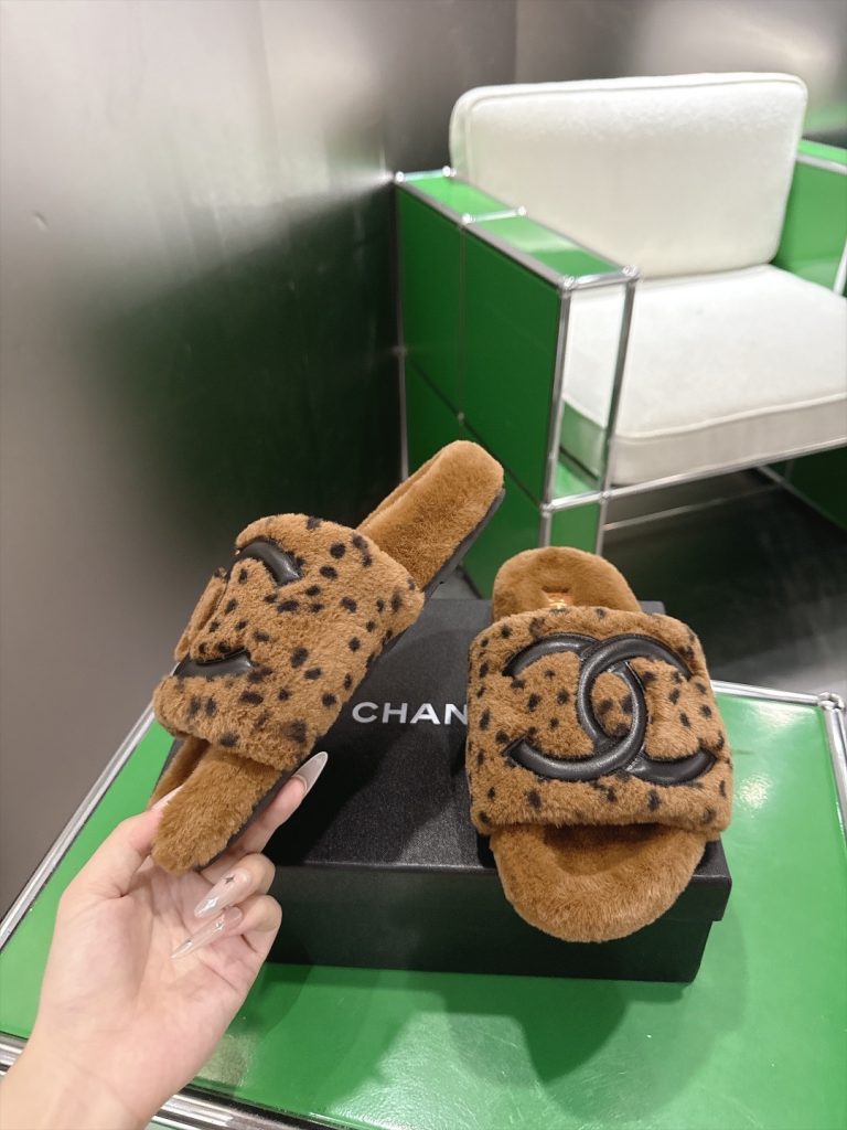 图片[4]-（k024)Chanel香奈儿羊羔毛一字拖‼️  经典永不过时 外穿毛毛拖封神  黑底白标撞色设计，高级感直接拉满，百搭不挑穿搭  蓬松羊羔毛软糯亲肤，秋冬居家保暖，下楼取快递超合适  标志性皮质logo，精致显贵，辨识度直接拉满  增高厚底悄悄拉长腿部比例，走路稳当不累脚  一字敞口设计穿脱便捷，搭配阔腿裤、休闲裙、运动裤都超有范儿  贵妇居家风、慵懒出街、秋冬氛围感穿搭必备单品  码数：35-39（40定做）-newbee