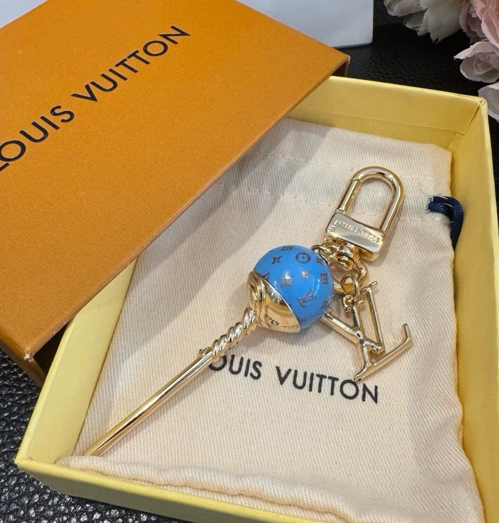 图片[8]-新款 LOUIS VUITTON新款 LV棒棒糖🍭🍬钥匙扣 包包挂件挂饰 钥匙扣☀本款 LV Sweets 包饰汲取童年欢乐记忆，满载青春活力与丰富想象。LV 字母标识搭配缀饰标志性 Monogram 图案的彩色棒棒糖，悬挂于莹泽链环上，为各式包袋增添俏皮点缀。-newbee