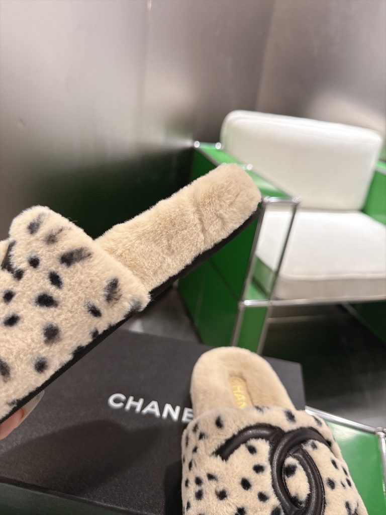 图片[8]-（k024)Chanel香奈儿羊羔毛一字拖‼️  经典永不过时 外穿毛毛拖封神黑底白标撞色设计，高级感直接拉满，百搭不挑穿搭蓬松羊羔毛软糯亲肤，秋冬居家保暖，下楼取快递超合适标志性皮质logo，精致显贵，辨识度直接拉满增高厚底悄悄拉长腿部比例，走路稳当不累脚一字敞口设计穿脱便捷，搭配阔腿裤、休闲裙、运动裤都超有范儿贵妇居家风、慵懒出街、秋冬氛围感穿搭必备单品  码数：35-39（40定做）-newbee