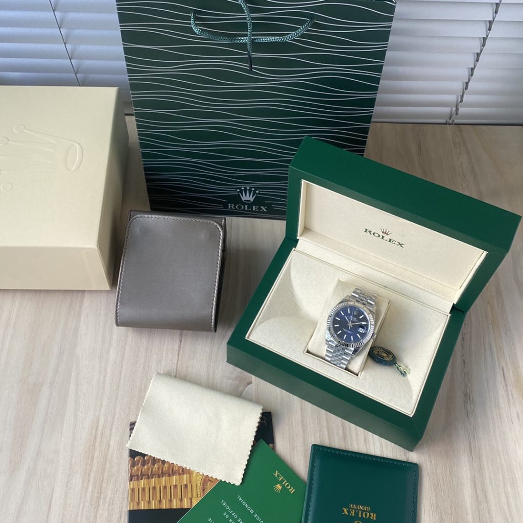 图片[3]--日志型m126335 ，4色现货，41mm尺寸。日志型系列是经典腕表的典范，佩戴永不过时，年轻成熟都可以佩戴的经典款。装配原版机械机芯3235.日误差10秒左右，媲美瑞士普通机芯，要知道日内瓦标准也只是正负6秒，超级稳定，表壳采用一样的904L钢材质，表冠采用三扣锁上链表冠，三扣锁上链表冠可以说是专为潜航者型研发的三重防水系统。三扣锁装置由10组不同零件组成，配置完成后仅需旋紧，即可让蚝式表壳完全密闭，坚固防护可媲美潜艇舱门。表链采用316L钢材质，经典的5珠带设计，佩戴起来非常舒适。劳力土专利的Glidelo带扣，这种表扣的好处是潜水员即使穿着潜水衣，也可无须使用任何工具便能轻易调校表带；带扣下的坚固齿状部件可以每小节2亳米的长度，将表带延长至20亳米。蓝宝石镜面，凸镜防眩设计，超强夜光，表壳表带做工打磨非常精细，处处彰显细节成就的经典！配全套包装！赠送原版旅行套盒，让你的爱表随时保护m126334-0002顶级-newbee