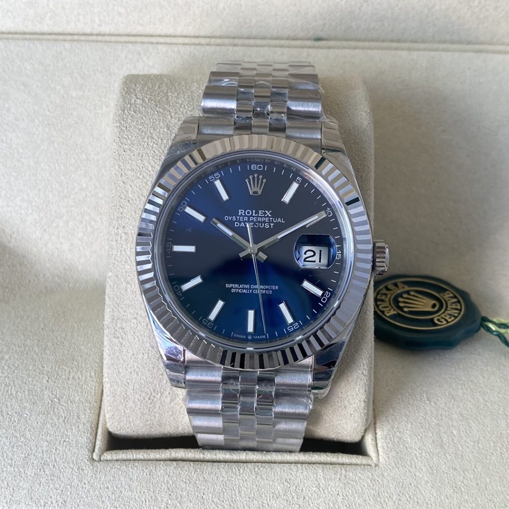-日志型m126335 ，4色现货，41mm尺寸。日志型系列是经典腕表的典范，佩戴永不过时，年轻成熟都可以佩戴的经典款。装配原版机械机芯3235.日误差10秒左右，媲美瑞士普通机芯，要知道日内瓦标准也只是正负6秒，超级稳定，表壳采用一样的904L钢材质，表冠采用三扣锁上链表冠，三扣锁上链表冠可以说是专为潜航者型研发的三重防水系统。三扣锁装置由10组不同零件组成，配置完成后仅需旋紧，即可让蚝式表壳完全密闭，坚固防护可媲美潜艇舱门。表链采用316L钢材质，经典的5珠带设计，佩戴起来非常舒适。劳力土专利的Glidelo带扣，这种表扣的好处是潜水员即使穿着潜水衣，也可无须使用任何工具便能轻易调校表带；带扣下的坚固齿状部件可以每小节2亳米的长度，将表带延长至20亳米。蓝宝石镜面，凸镜防眩设计，超强夜光，表壳表带做工打磨非常精细，处处彰显细节成就的经典！配全套包装！赠送原版旅行套盒，让你的爱表随时保护m126334-0002顶级-newbee
