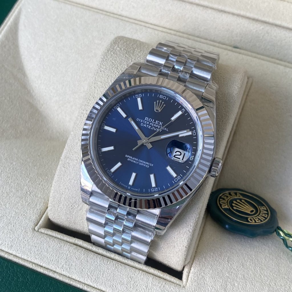 图片[4]--日志型m126335 ，4色现货，41mm尺寸。日志型系列是经典腕表的典范，佩戴永不过时，年轻成熟都可以佩戴的经典款。装配原版机械机芯3235.日误差10秒左右，媲美瑞士普通机芯，要知道日内瓦标准也只是正负6秒，超级稳定，表壳采用一样的904L钢材质，表冠采用三扣锁上链表冠，三扣锁上链表冠可以说是专为潜航者型研发的三重防水系统。三扣锁装置由10组不同零件组成，配置完成后仅需旋紧，即可让蚝式表壳完全密闭，坚固防护可媲美潜艇舱门。表链采用316L钢材质，经典的5珠带设计，佩戴起来非常舒适。劳力土专利的Glidelo带扣，这种表扣的好处是潜水员即使穿着潜水衣，也可无须使用任何工具便能轻易调校表带；带扣下的坚固齿状部件可以每小节2亳米的长度，将表带延长至20亳米。蓝宝石镜面，凸镜防眩设计，超强夜光，表壳表带做工打磨非常精细，处处彰显细节成就的经典！配全套包装！赠送原版旅行套盒，让你的爱表随时保护m126334-0002顶级-newbee