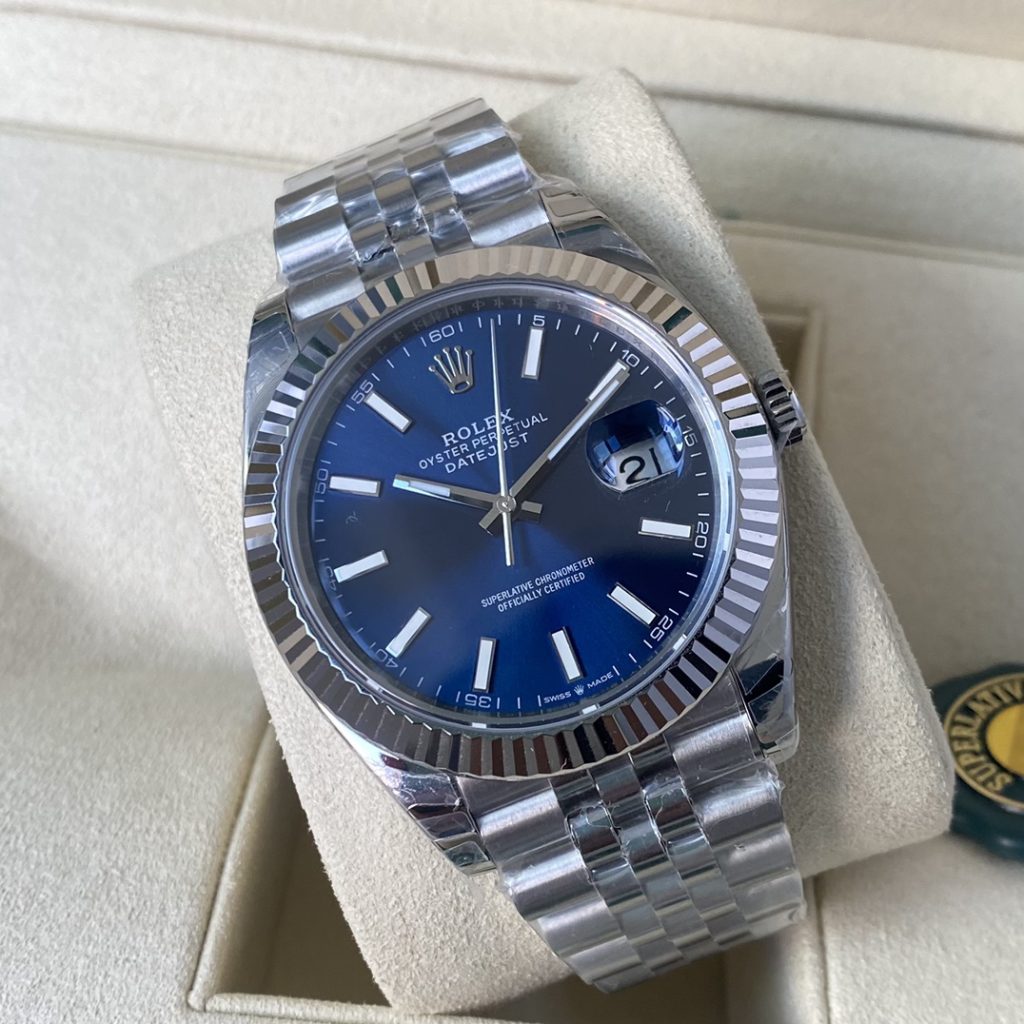 图片[5]--日志型m126335 ，4色现货，41mm尺寸。日志型系列是经典腕表的典范，佩戴永不过时，年轻成熟都可以佩戴的经典款。装配原版机械机芯3235.日误差10秒左右，媲美瑞士普通机芯，要知道日内瓦标准也只是正负6秒，超级稳定，表壳采用一样的904L钢材质，表冠采用三扣锁上链表冠，三扣锁上链表冠可以说是专为潜航者型研发的三重防水系统。三扣锁装置由10组不同零件组成，配置完成后仅需旋紧，即可让蚝式表壳完全密闭，坚固防护可媲美潜艇舱门。表链采用316L钢材质，经典的5珠带设计，佩戴起来非常舒适。劳力土专利的Glidelo带扣，这种表扣的好处是潜水员即使穿着潜水衣，也可无须使用任何工具便能轻易调校表带；带扣下的坚固齿状部件可以每小节2亳米的长度，将表带延长至20亳米。蓝宝石镜面，凸镜防眩设计，超强夜光，表壳表带做工打磨非常精细，处处彰显细节成就的经典！配全套包装！赠送原版旅行套盒，让你的爱表随时保护m126334-0002顶级-newbee