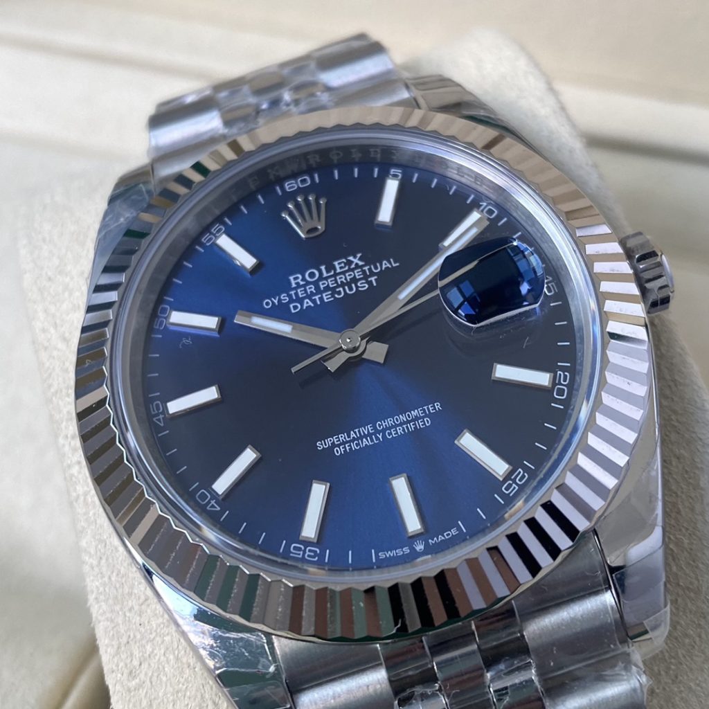图片[6]--日志型m126335 ，4色现货，41mm尺寸。日志型系列是经典腕表的典范，佩戴永不过时，年轻成熟都可以佩戴的经典款。装配原版机械机芯3235.日误差10秒左右，媲美瑞士普通机芯，要知道日内瓦标准也只是正负6秒，超级稳定，表壳采用一样的904L钢材质，表冠采用三扣锁上链表冠，三扣锁上链表冠可以说是专为潜航者型研发的三重防水系统。三扣锁装置由10组不同零件组成，配置完成后仅需旋紧，即可让蚝式表壳完全密闭，坚固防护可媲美潜艇舱门。表链采用316L钢材质，经典的5珠带设计，佩戴起来非常舒适。劳力土专利的Glidelo带扣，这种表扣的好处是潜水员即使穿着潜水衣，也可无须使用任何工具便能轻易调校表带；带扣下的坚固齿状部件可以每小节2亳米的长度，将表带延长至20亳米。蓝宝石镜面，凸镜防眩设计，超强夜光，表壳表带做工打磨非常精细，处处彰显细节成就的经典！配全套包装！赠送原版旅行套盒，让你的爱表随时保护m126334-0002顶级-newbee