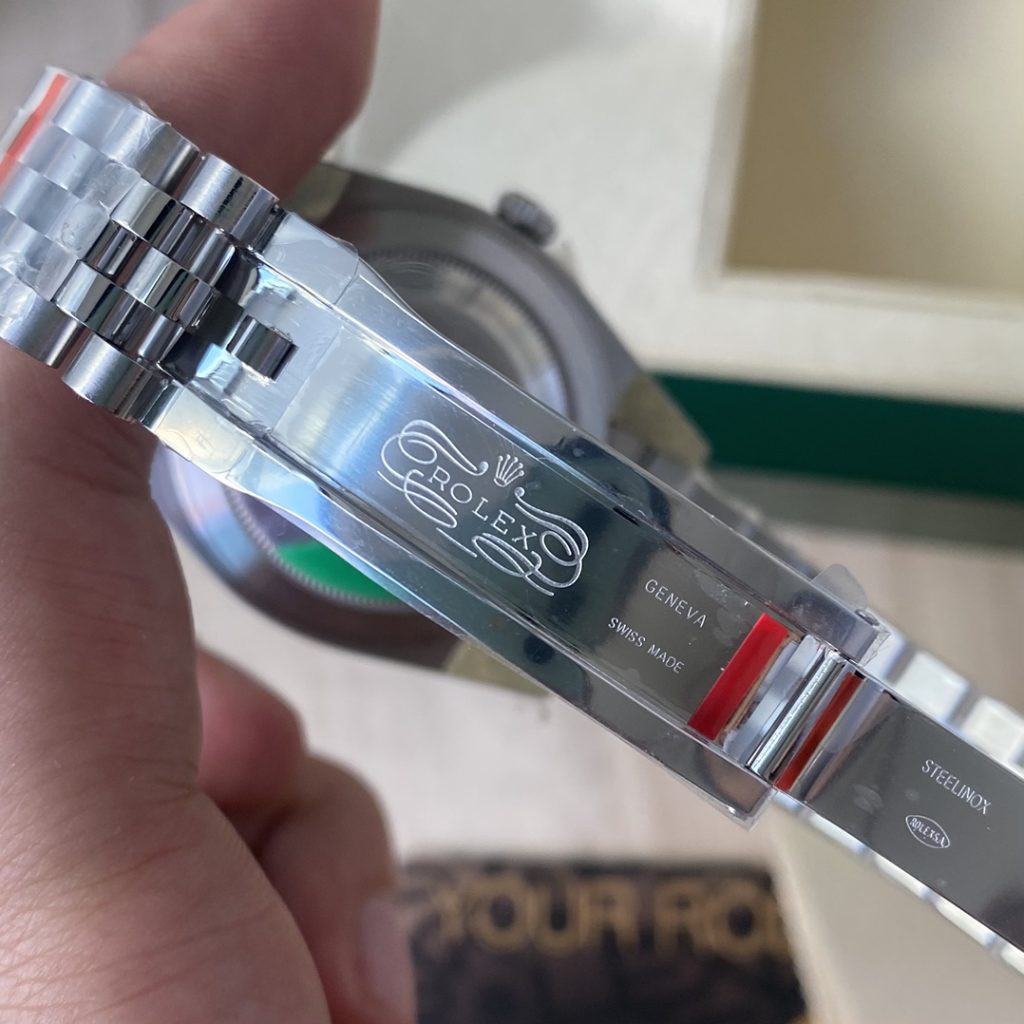 图片[8]--日志型m126335 ，4色现货，41mm尺寸。日志型系列是经典腕表的典范，佩戴永不过时，年轻成熟都可以佩戴的经典款。装配原版机械机芯3235.日误差10秒左右，媲美瑞士普通机芯，要知道日内瓦标准也只是正负6秒，超级稳定，表壳采用一样的904L钢材质，表冠采用三扣锁上链表冠，三扣锁上链表冠可以说是专为潜航者型研发的三重防水系统。三扣锁装置由10组不同零件组成，配置完成后仅需旋紧，即可让蚝式表壳完全密闭，坚固防护可媲美潜艇舱门。表链采用316L钢材质，经典的5珠带设计，佩戴起来非常舒适。劳力土专利的Glidelo带扣，这种表扣的好处是潜水员即使穿着潜水衣，也可无须使用任何工具便能轻易调校表带；带扣下的坚固齿状部件可以每小节2亳米的长度，将表带延长至20亳米。蓝宝石镜面，凸镜防眩设计，超强夜光，表壳表带做工打磨非常精细，处处彰显细节成就的经典！配全套包装！赠送原版旅行套盒，让你的爱表随时保护m126334-0002顶级-newbee