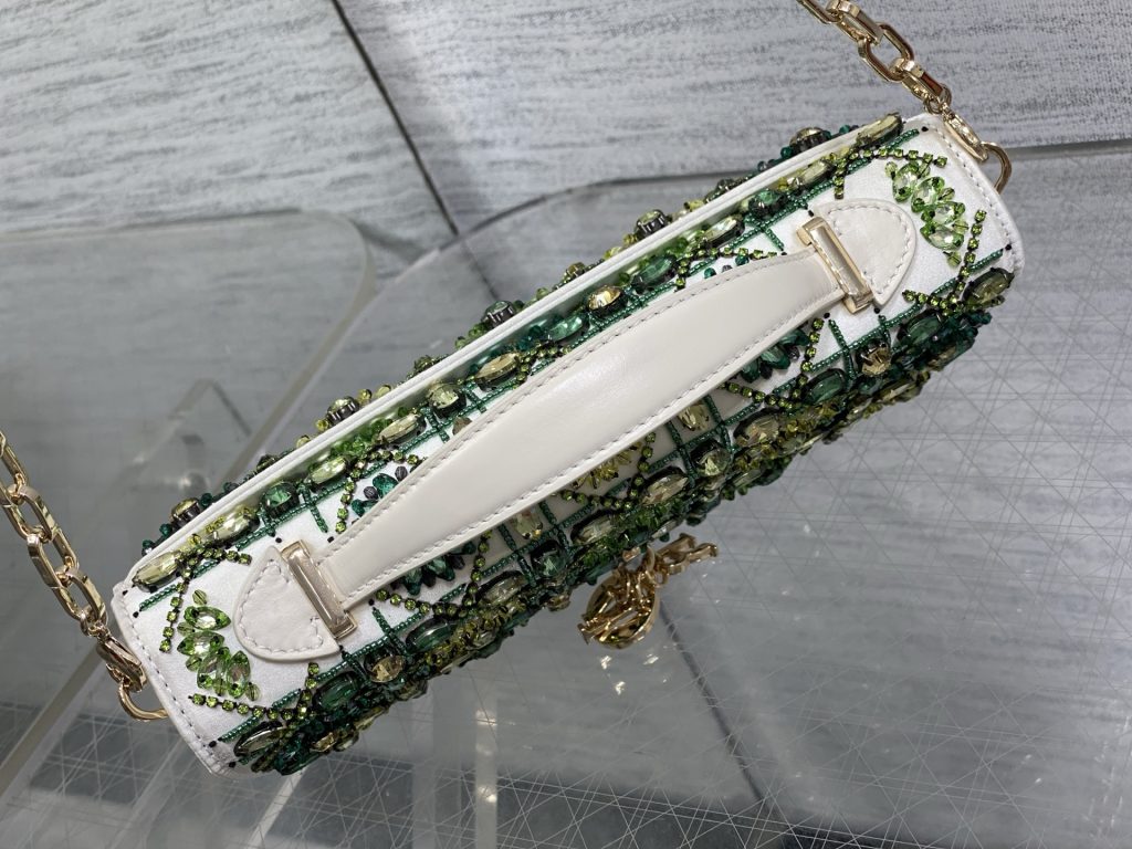 图片[6]-Dior迪奥特级手工串珠配包装Lady最新限量手工珠子micro系列，一只什么都装不下，只能装下可爱的小包包😘，皮面上的每一根线🧵每一颗珠子都是手工刺绣，容量较小，只能放下口红，车钥匙，还能当卡包🤗size：24*7.5*14cm-newbee