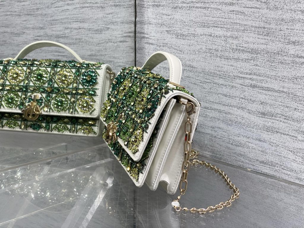 图片[7]-Dior迪奥特级手工串珠配包装Lady最新限量手工珠子micro系列，一只什么都装不下，只能装下可爱的小包包😘，皮面上的每一根线🧵每一颗珠子都是手工刺绣，容量较小，只能放下口红，车钥匙，还能当卡包🤗size：24*7.5*14cm-newbee