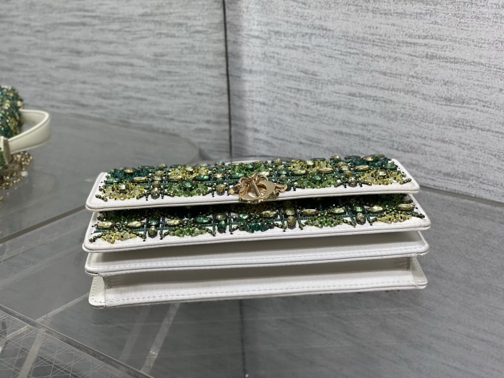 图片[8]-Dior迪奥特级手工串珠配包装Lady最新限量手工珠子micro系列，一只什么都装不下，只能装下可爱的小包包😘，皮面上的每一根线🧵每一颗珠子都是手工刺绣，容量较小，只能放下口红，车钥匙，还能当卡包🤗size：24*7.5*14cm-newbee