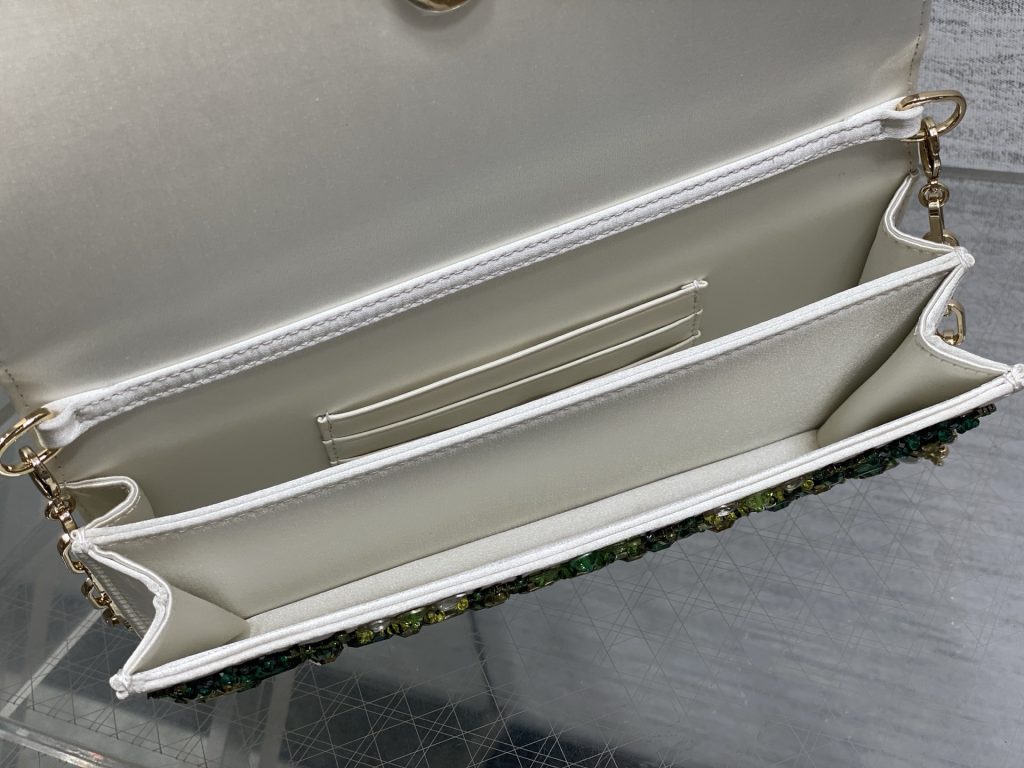 图片[9]-Dior迪奥特级手工串珠配包装Lady最新限量手工珠子micro系列，一只什么都装不下，只能装下可爱的小包包😘，皮面上的每一根线🧵每一颗珠子都是手工刺绣，容量较小，只能放下口红，车钥匙，还能当卡包🤗size：24*7.5*14cm-newbee