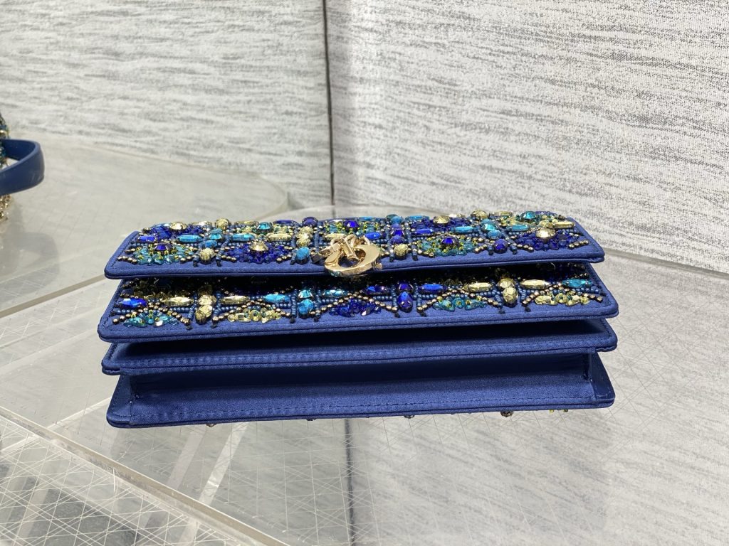 图片[8]-Dior迪奥特级原单配全套包装Miss Dior最新限量手工珠子micro系列，一只什么都装不下，只能装下可爱的小包包😘，皮面上的每一根线🧵每一颗珠子都是手工刺绣，容量较小，只能放下口红，车钥匙，还能当卡包🤗size：21*11.5*4cm-newbee