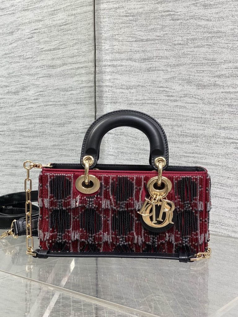 图片[3]-Dior迪奥特级原单配全套包装Lady最新限量版重工珠子戴妃包，人手一个必备的三格小包😍。迷人优雅又气场十足💃🏻，斜挎手拎也是女人味十足，经典时尚风格。ins和众多时尚icon都人手一个的美包，别错过哦❤️Size：22cm-newbee