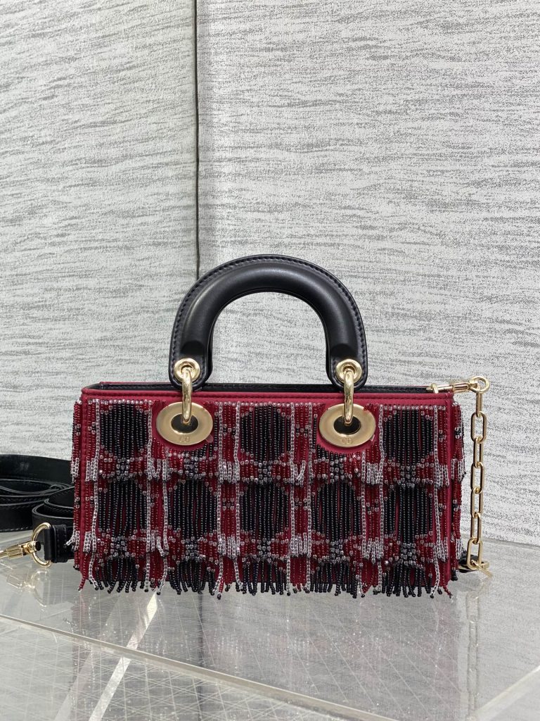 图片[6]-Dior迪奥特级原单配全套包装Lady最新限量版重工珠子戴妃包，人手一个必备的三格小包😍。迷人优雅又气场十足💃🏻，斜挎手拎也是女人味十足，经典时尚风格。ins和众多时尚icon都人手一个的美包，别错过哦❤️Size：22cm-newbee
