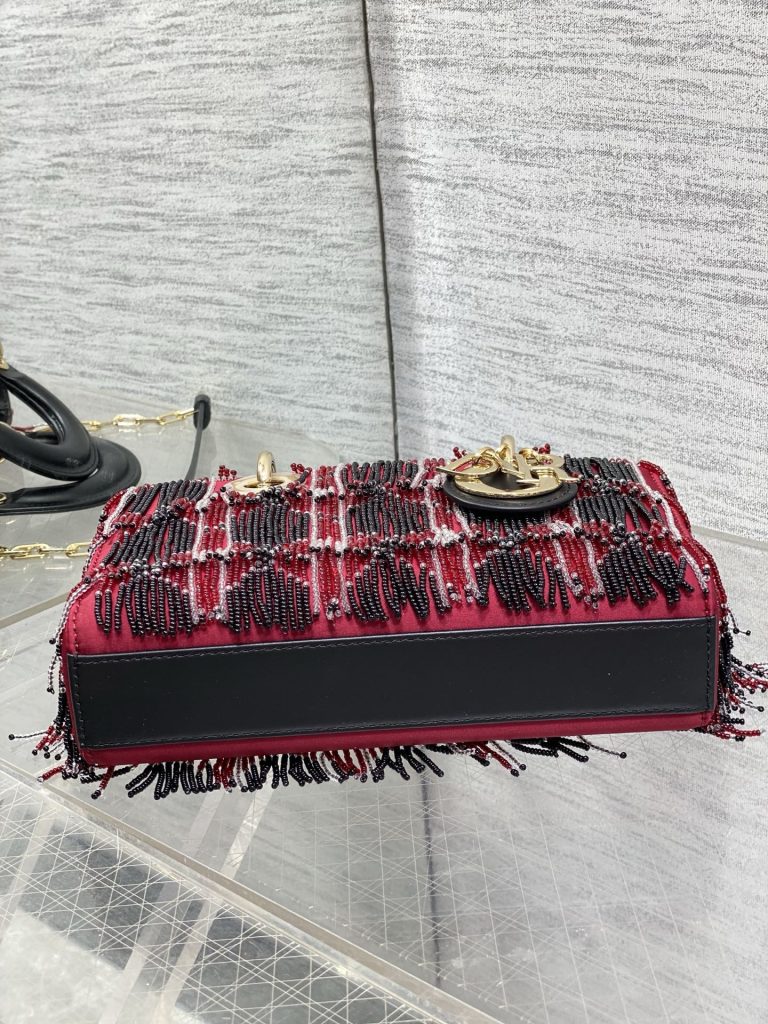 图片[8]-Dior迪奥特级原单配全套包装Lady最新限量版重工珠子戴妃包，人手一个必备的三格小包😍。迷人优雅又气场十足💃🏻，斜挎手拎也是女人味十足，经典时尚风格。ins和众多时尚icon都人手一个的美包，别错过哦❤️Size：22cm-newbee